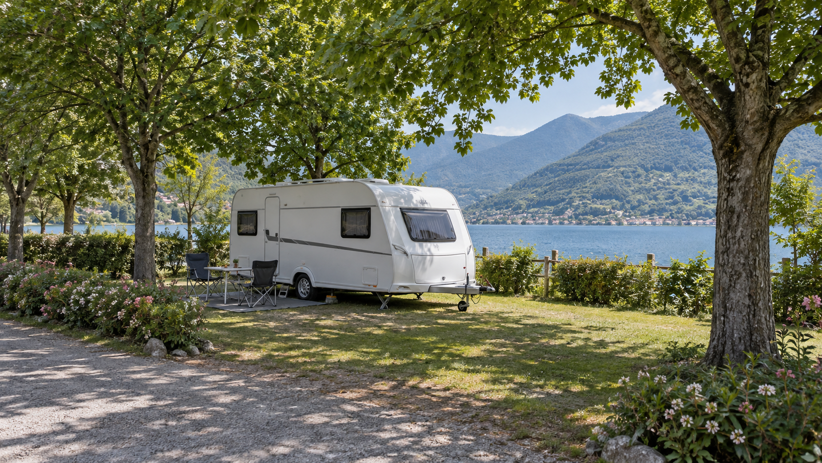 AI-gegenereerd sfeerbeeld met caravan, groen kampeerterrein en meer; geen foto van Piccolo Camping in Domaso.