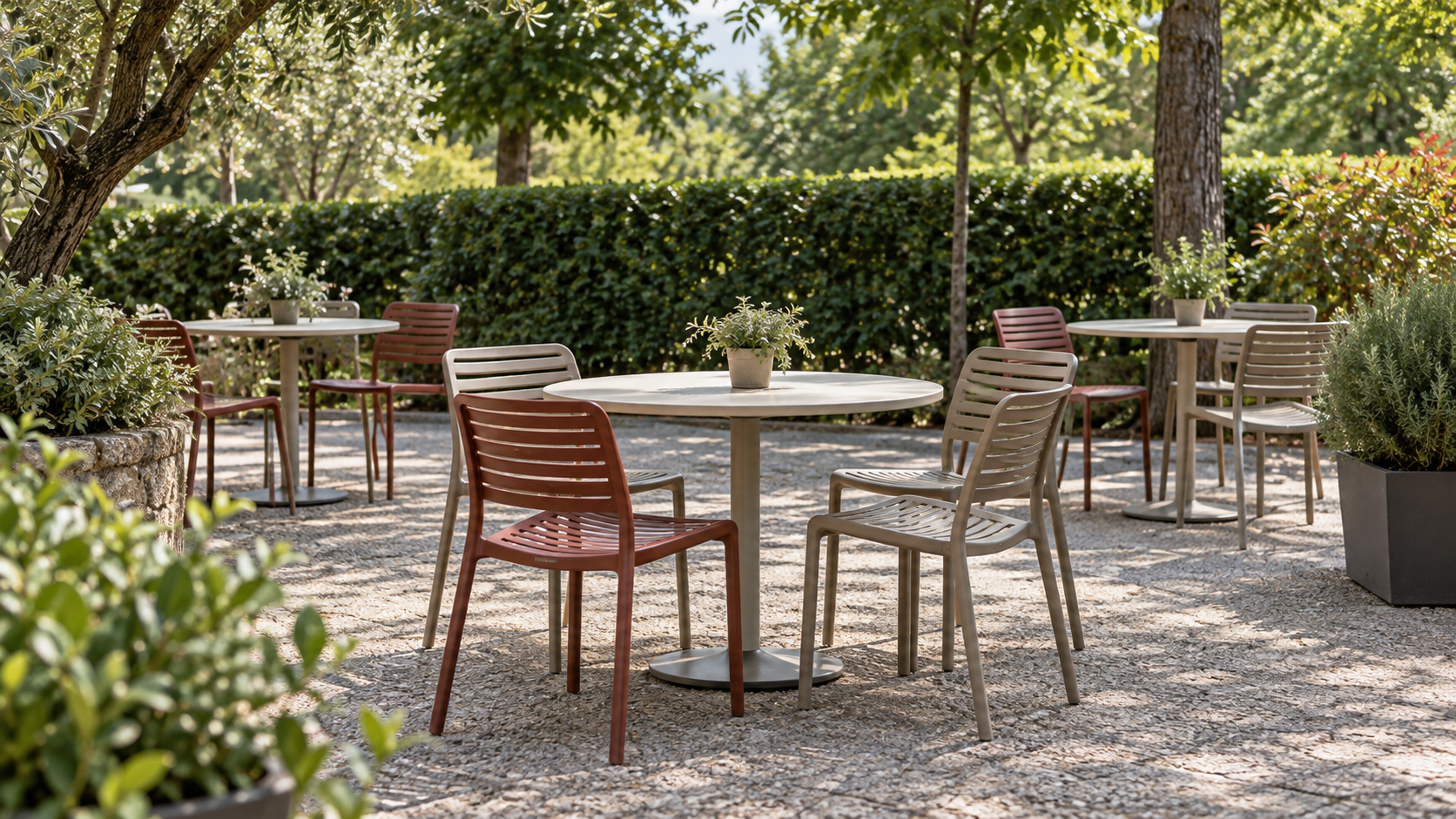 AI-gegenereerd algemeen sfeerbeeld met eenvoudig caféterras en groene haag; geen foto van Green Village Camping & Residence.