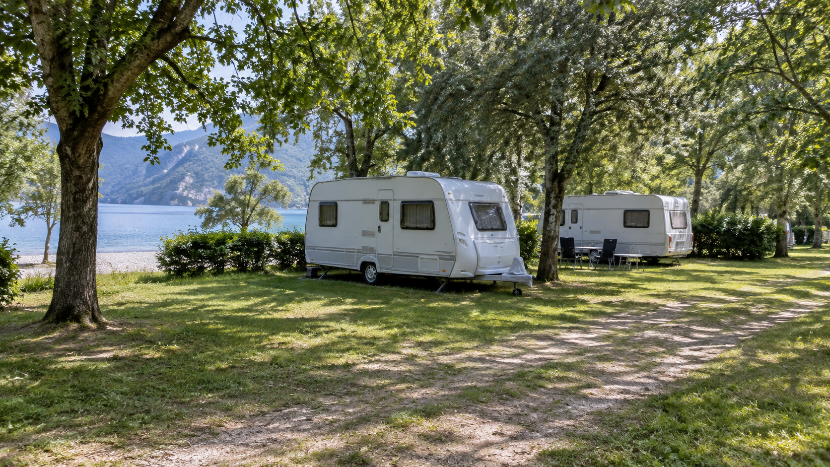 AI-gegenereerd algemeen sfeerbeeld met caravans, gras en meeromgeving; geen foto van Camping Arco Lido.