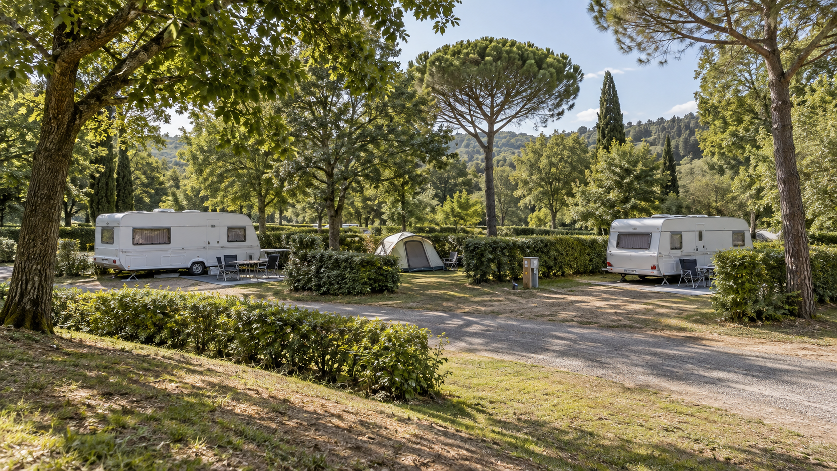 AI-gegenereerd algemeen sfeerbeeld met groene kampeerplaatsen en caravans; geen foto van hu Norcenni Girasole village.