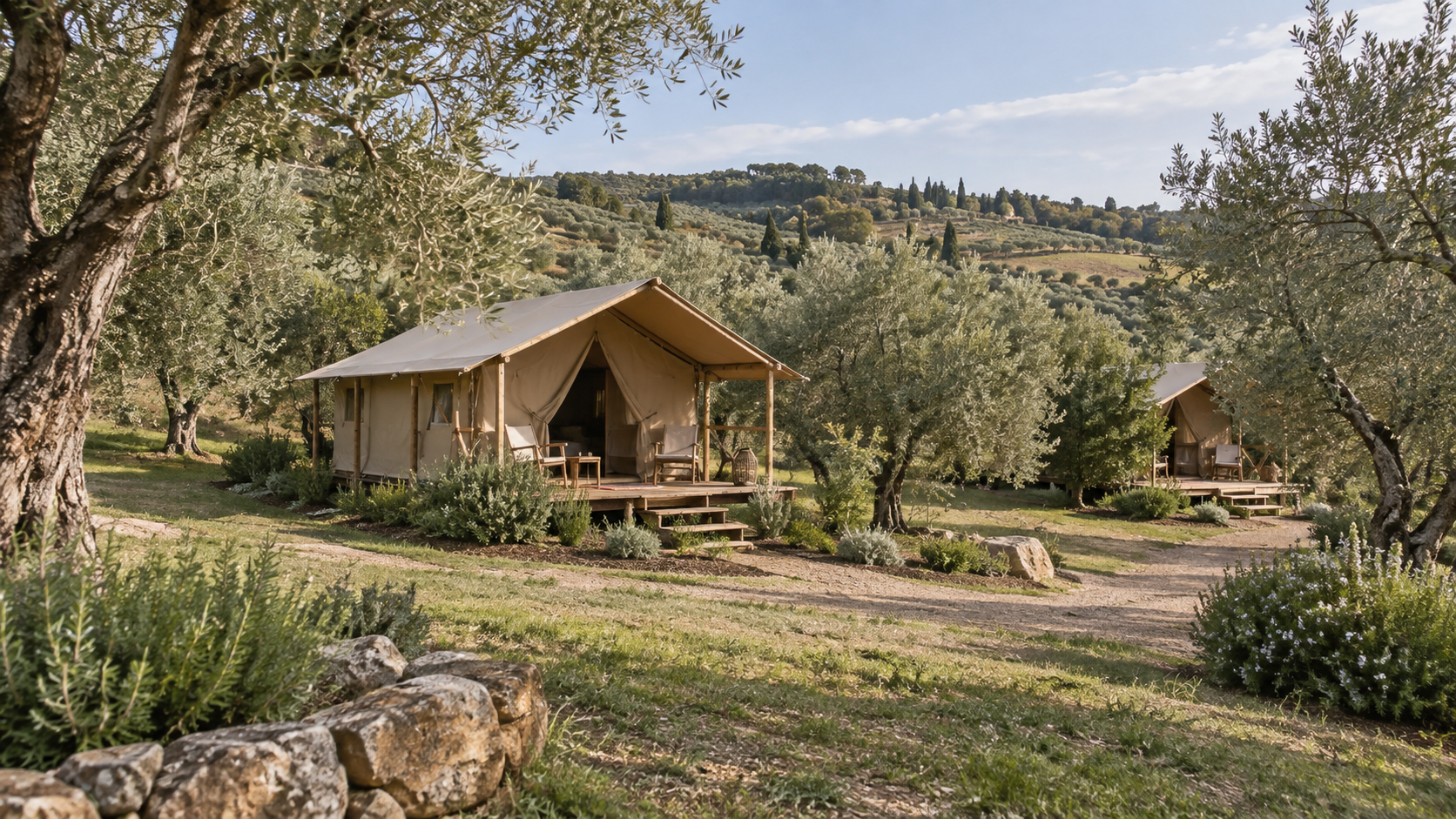 AI-gegenereerd algemeen sfeerbeeld met canvas lodges, houten veranda’s en olijfbomen; geen foto van Vallicella Glamping Resort.