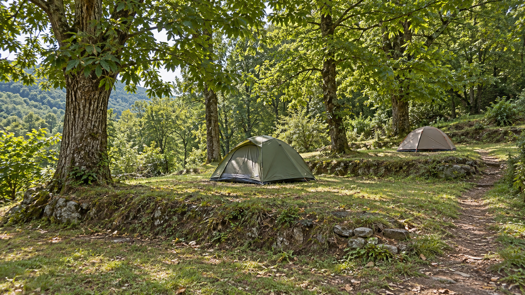 AI-gegenereerd algemeen sfeerbeeld met tenten op groene terrassen onder bomen; geen foto van Camping Pian d’Amora.