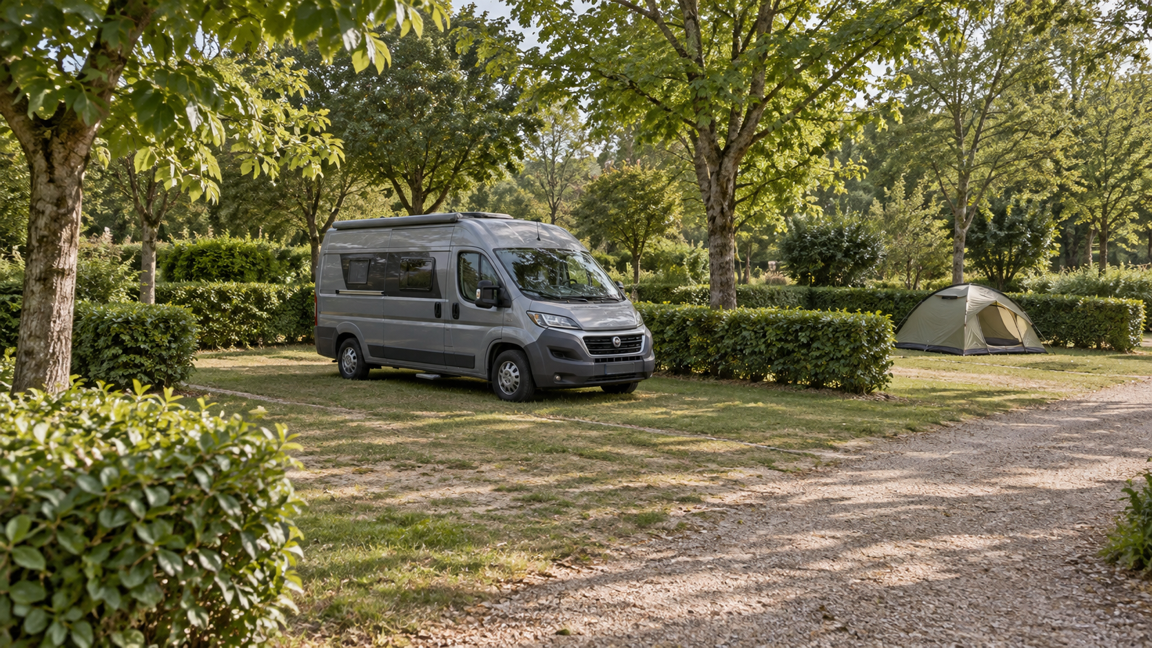 AI-gegenereerd algemeen sfeerbeeld met camper, tent en groene kampeerplaatsen; geen foto van hu Firenze Certosa camping in town.