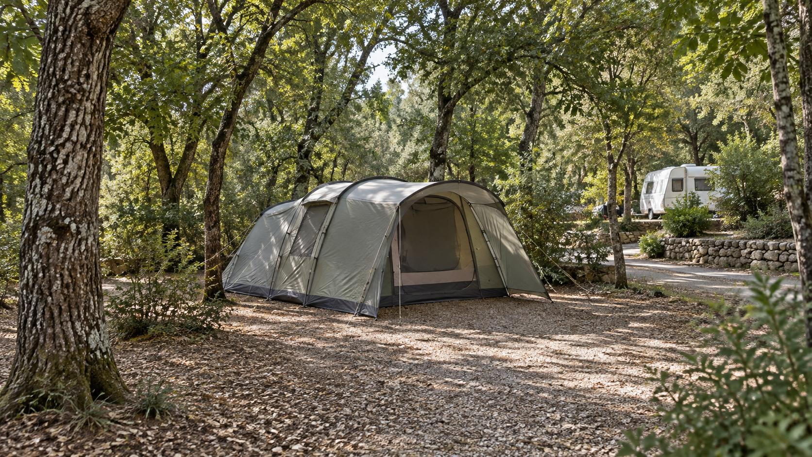 AI-gegenereerd algemeen sfeerbeeld met een tent onder loofbomen; geen foto van Camping Il Boschetto di Piemma.