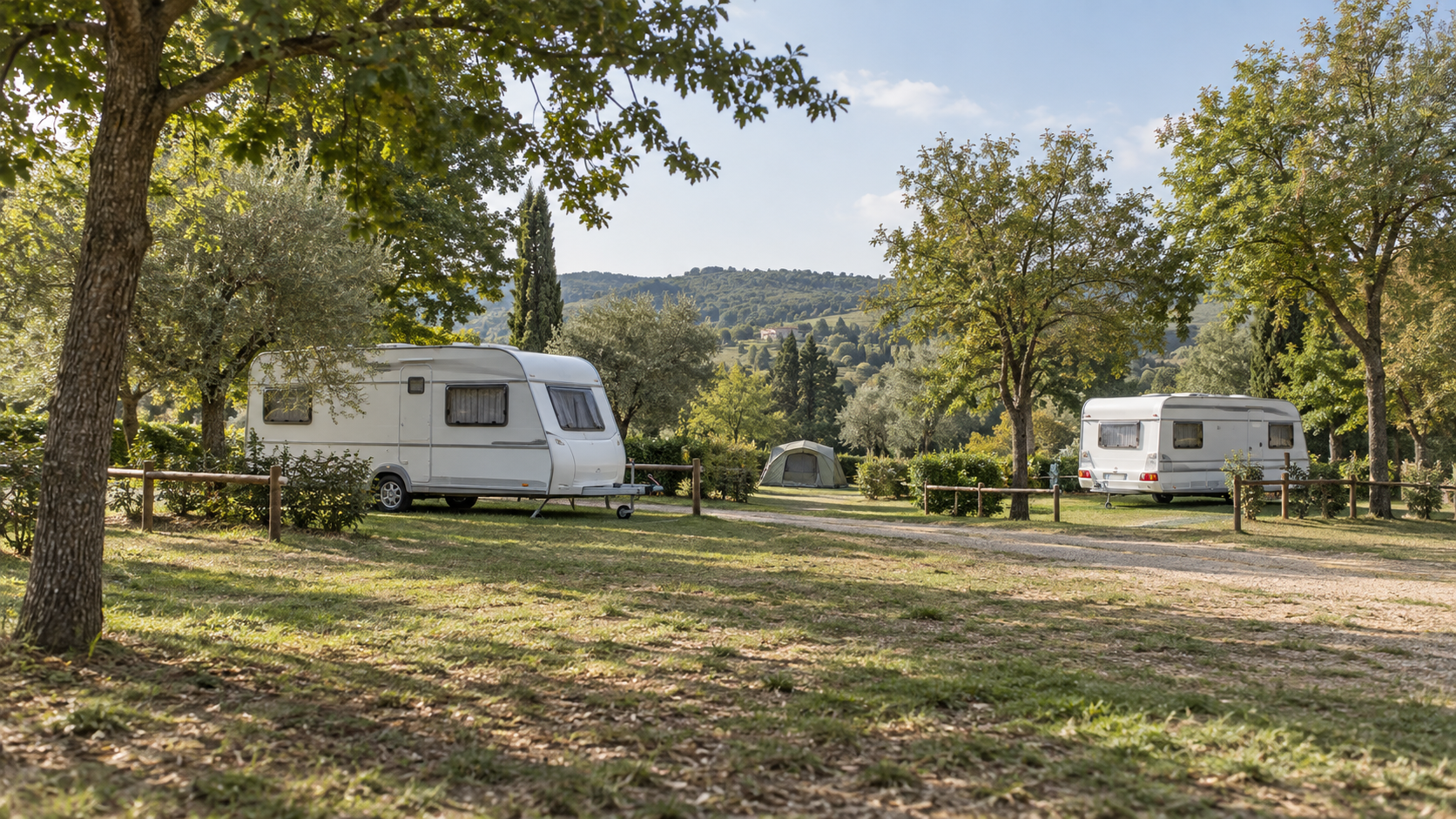 AI-gegenereerd algemeen sfeerbeeld met caravans en tent op groene terrassen; geen foto van Camping Il Poggetto.