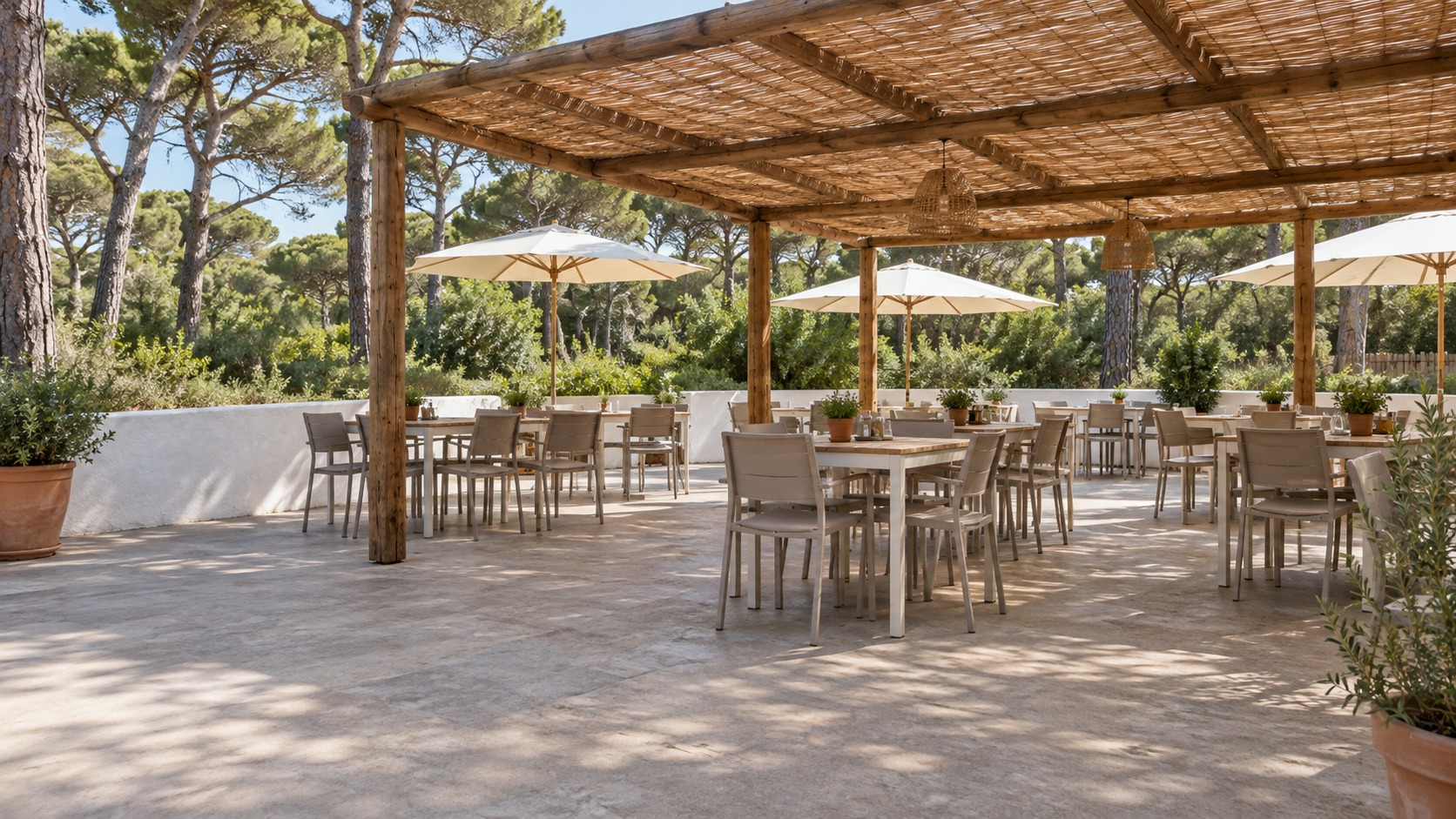 AI-gegenereerd algemeen sfeerbeeld met eenvoudig restaurantterras onder riet en hout; geen foto van PuntAla Camp & Resort.