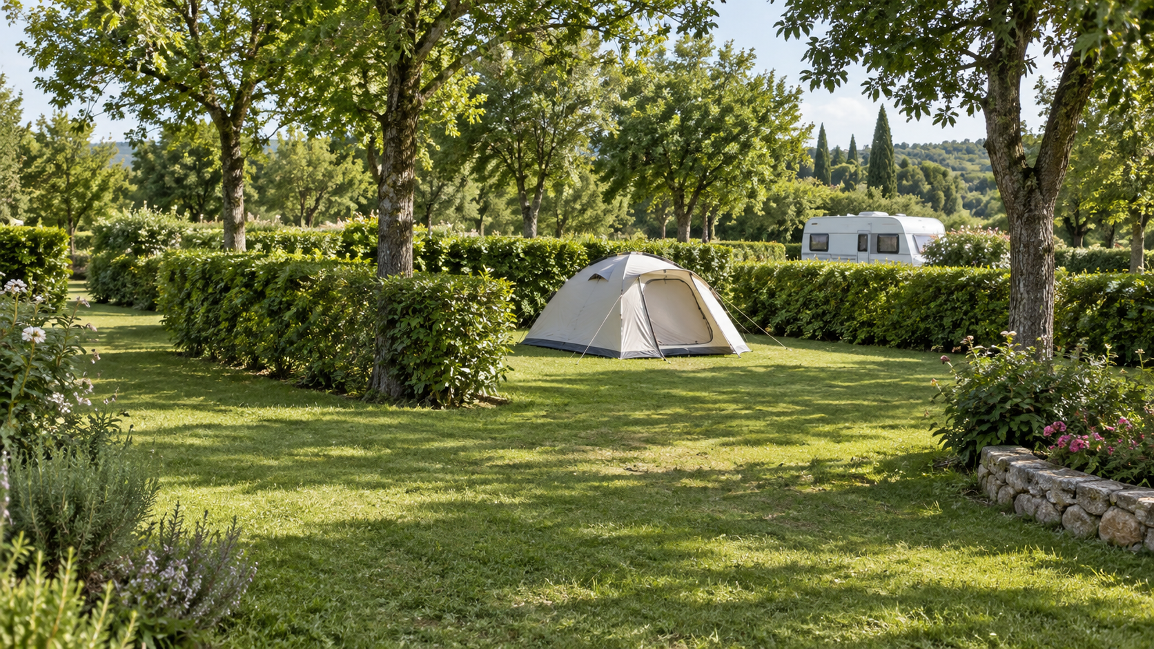 AI-gegenereerd algemeen sfeerbeeld met tent, hagen en loofbomen; geen foto van Camping Parco delle Piscine.