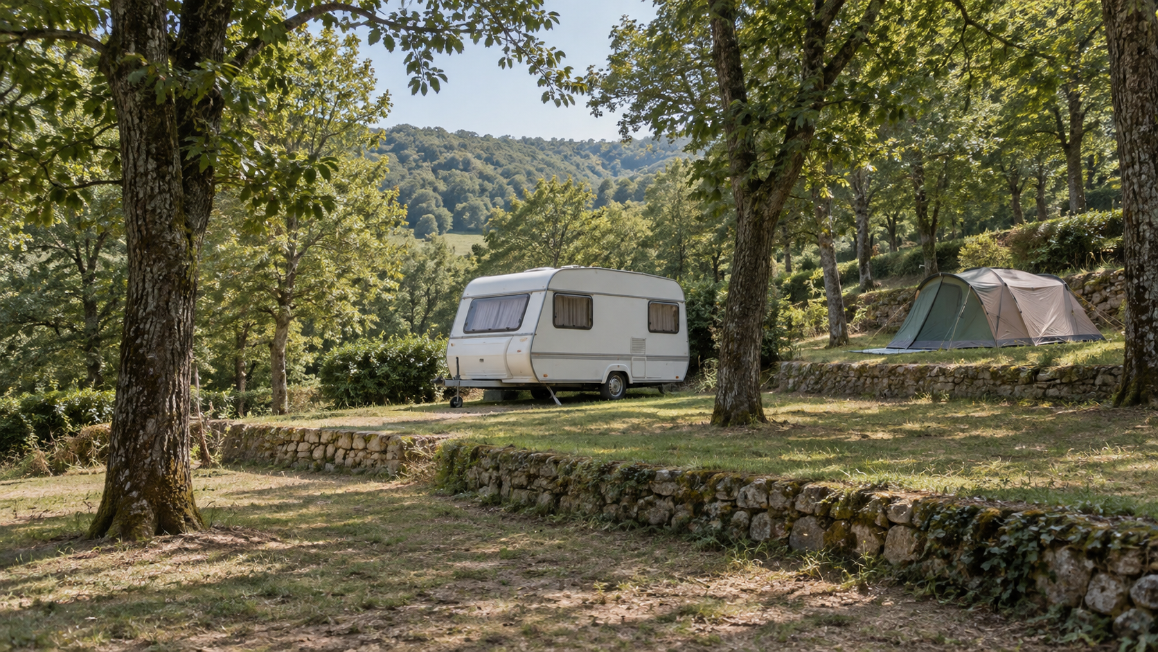 AI-gegenereerd algemeen sfeerbeeld met caravan en tent op groene terrassen onder loofbomen; geen foto van Camping Lucherino.