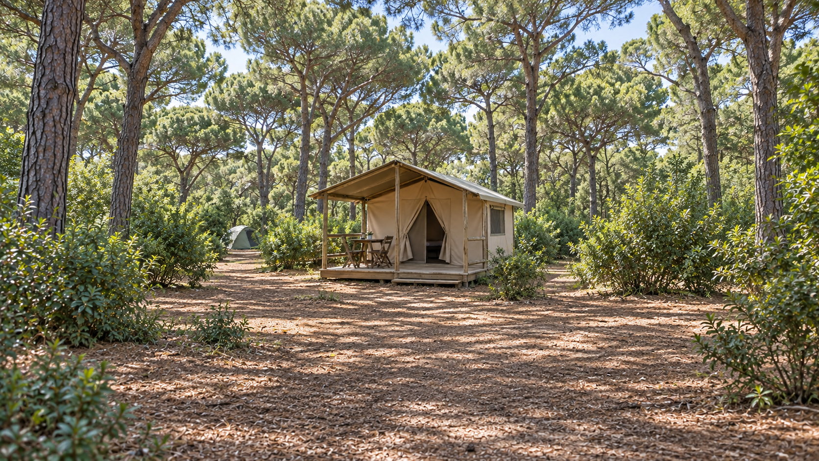 AI-gegenereerd algemeen sfeerbeeld met eenvoudige lodgetent en veranda onder dennen; geen foto van Camping Village Oasi.