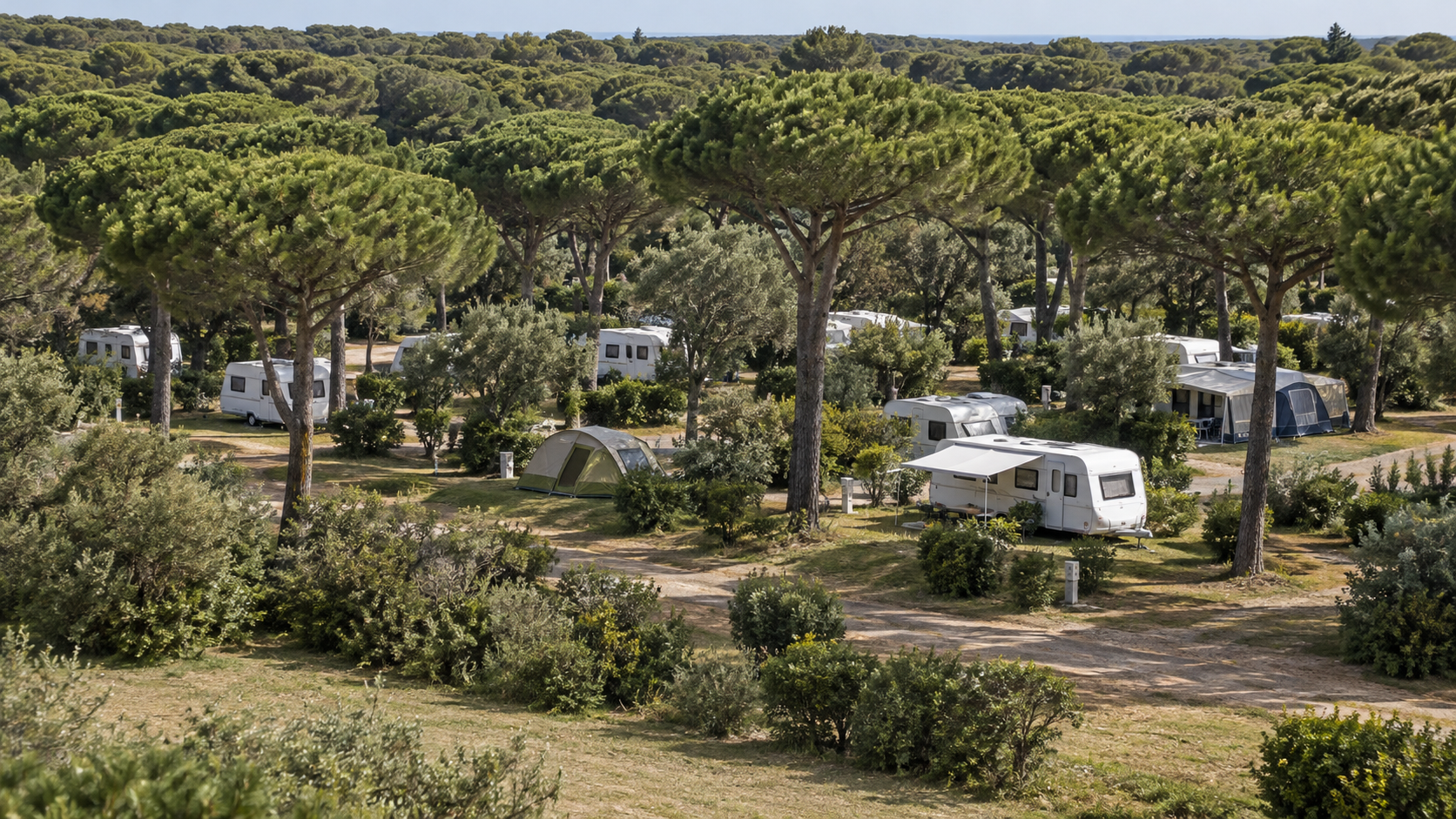 AI-gegenereerd algemeen sfeerbeeld met kampeerplaatsen met dennen, caravans en tenten; geen foto van Village Il Gineprino.