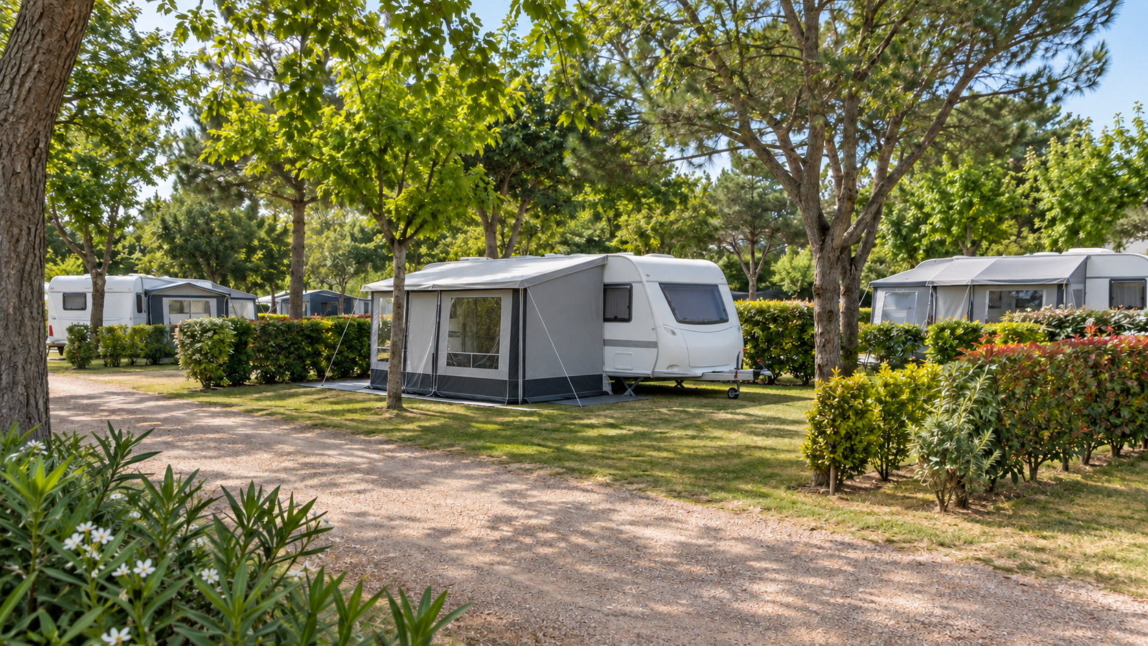 AI-gegenereerd algemeen sfeerbeeld van een groene kampeeromgeving; geen foto van Camping Las Palmeras.