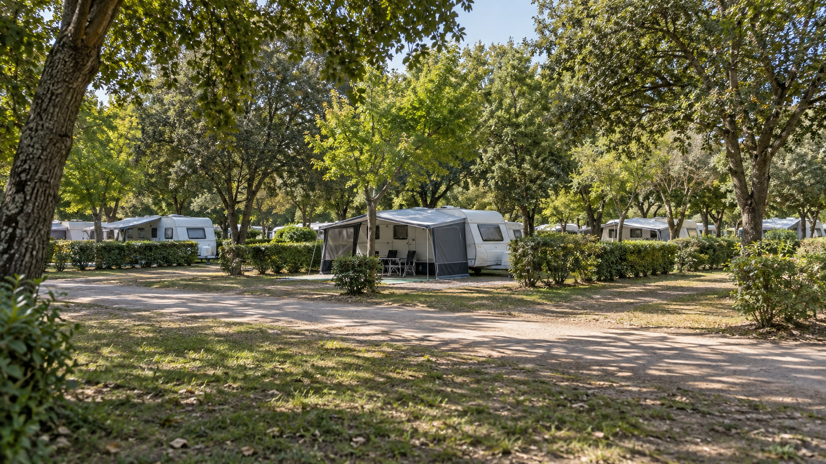AI-gegenereerd algemeen sfeerbeeld van een kampeeromgeving; geen foto van Camping King’s.